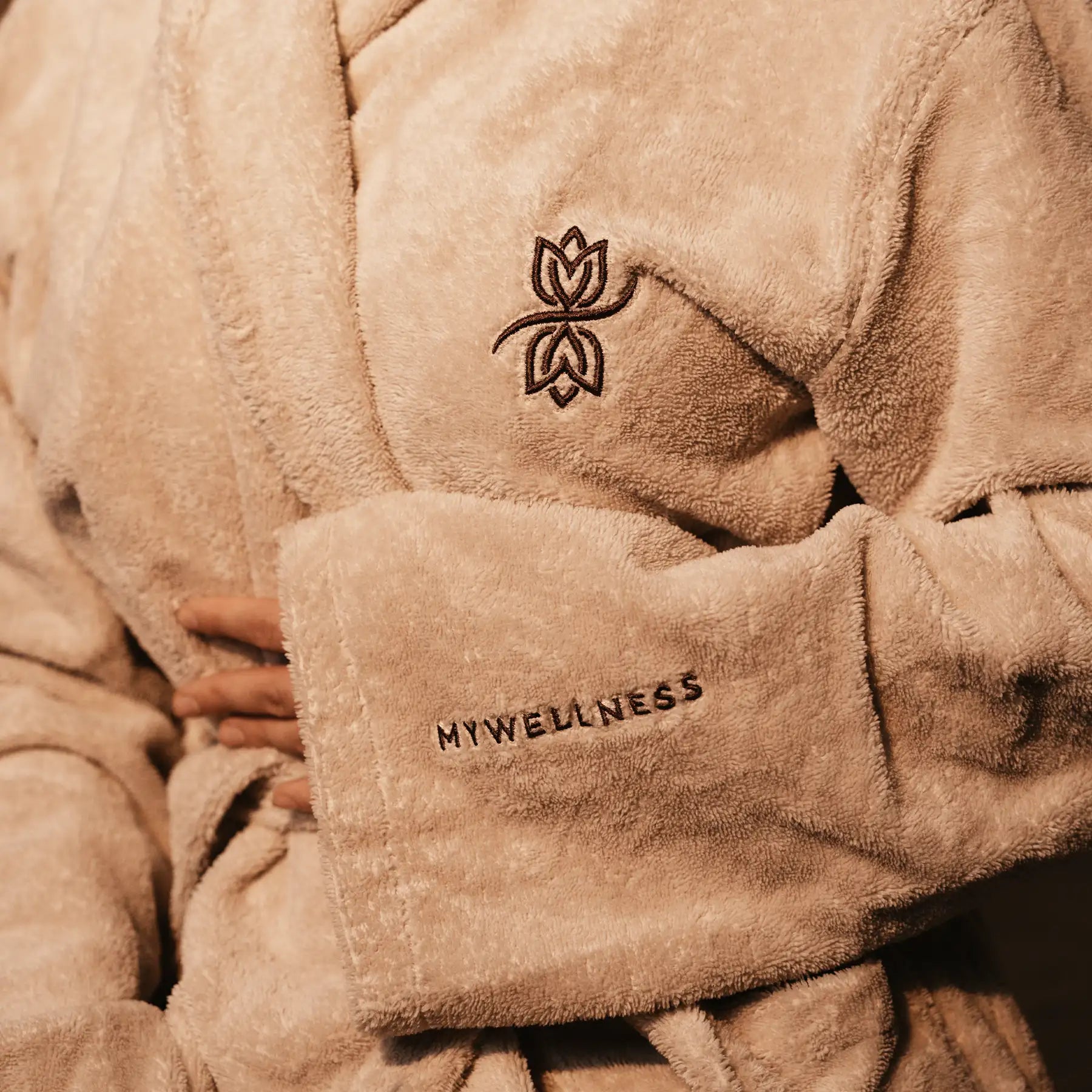 Nahaufnahme des Gürtels und der Logo-Veredlungen des MyWellness Bademantels – flauschiger, saugfähiger Frottee für maximalen Komfort
