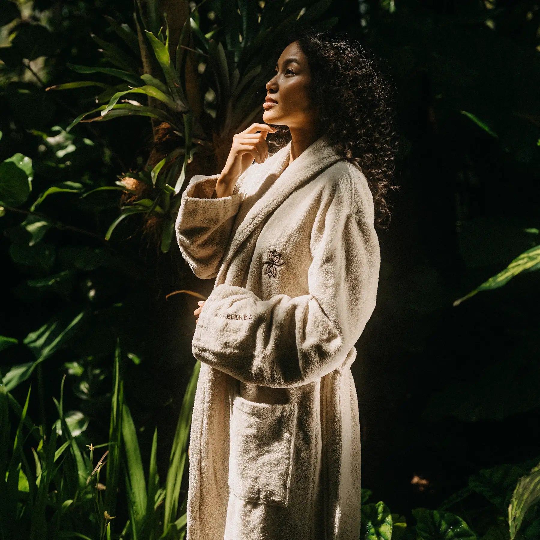 Frau entspannt im MyWellness Bademantel – hochwertiger Spa-Bademantel aus Baumwoll-Polyester-Mix, ideal für Wellness und Hotel