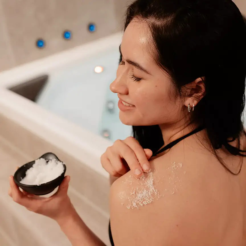 Frau verwendet MyWellness Body Scrub Lemon beim Baden – revitalisierendes Peeling für glatte, gepflegte Haut