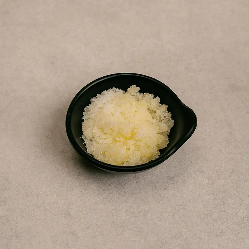 MyWellness Body Scrub Lemon in schwarzer Schale – natürliches Peeling mit Zitronenaroma