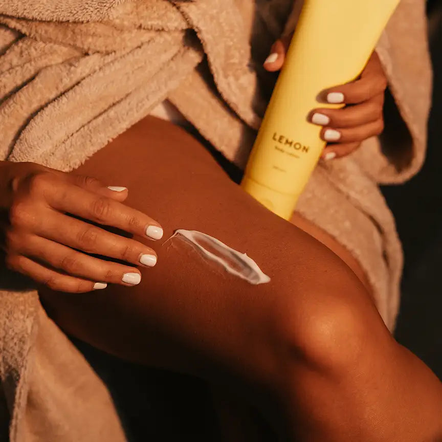 Frau trägt MyWellness Body Lotion Lemon auf das Bein auf – pflegende Zitronenlotion für glatte, geschmeidige Haut