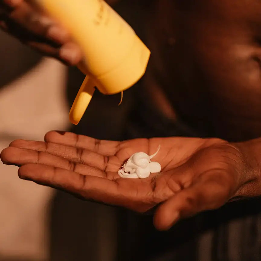 MyWellness Lemon Body Lotion wird in die Hand aufgetragen – reichhaltige Körperpflege mit erfrischendem Zitronenduft