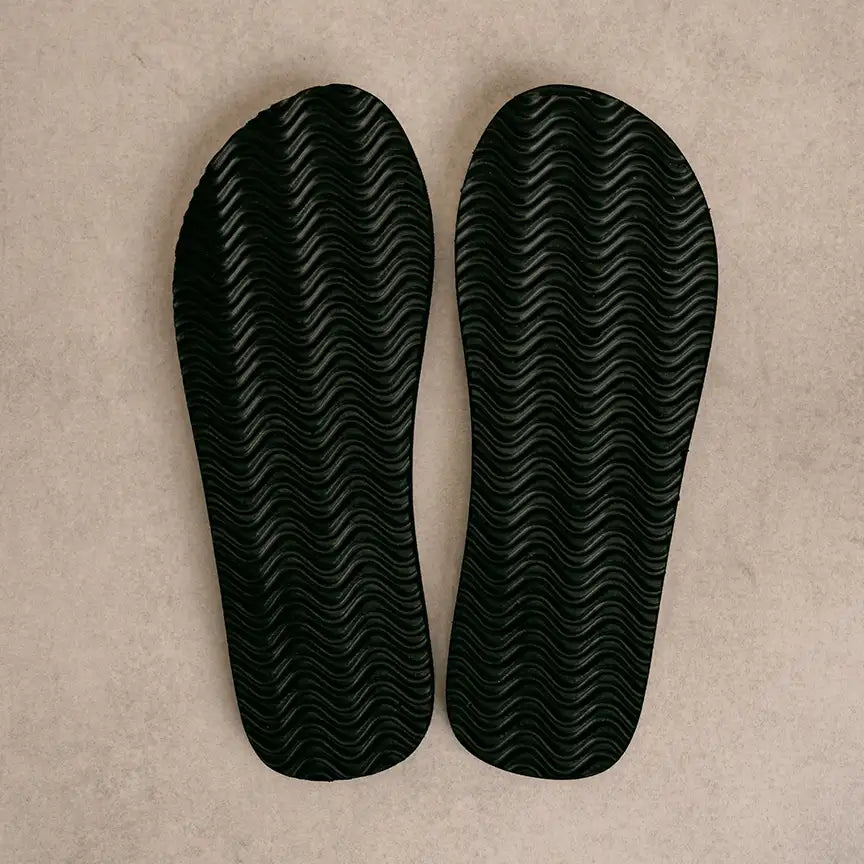 Unterseite der MyWellness Flip Flops – strukturierte, rutschfeste Sohle für sicheren Halt auf nassen Böden