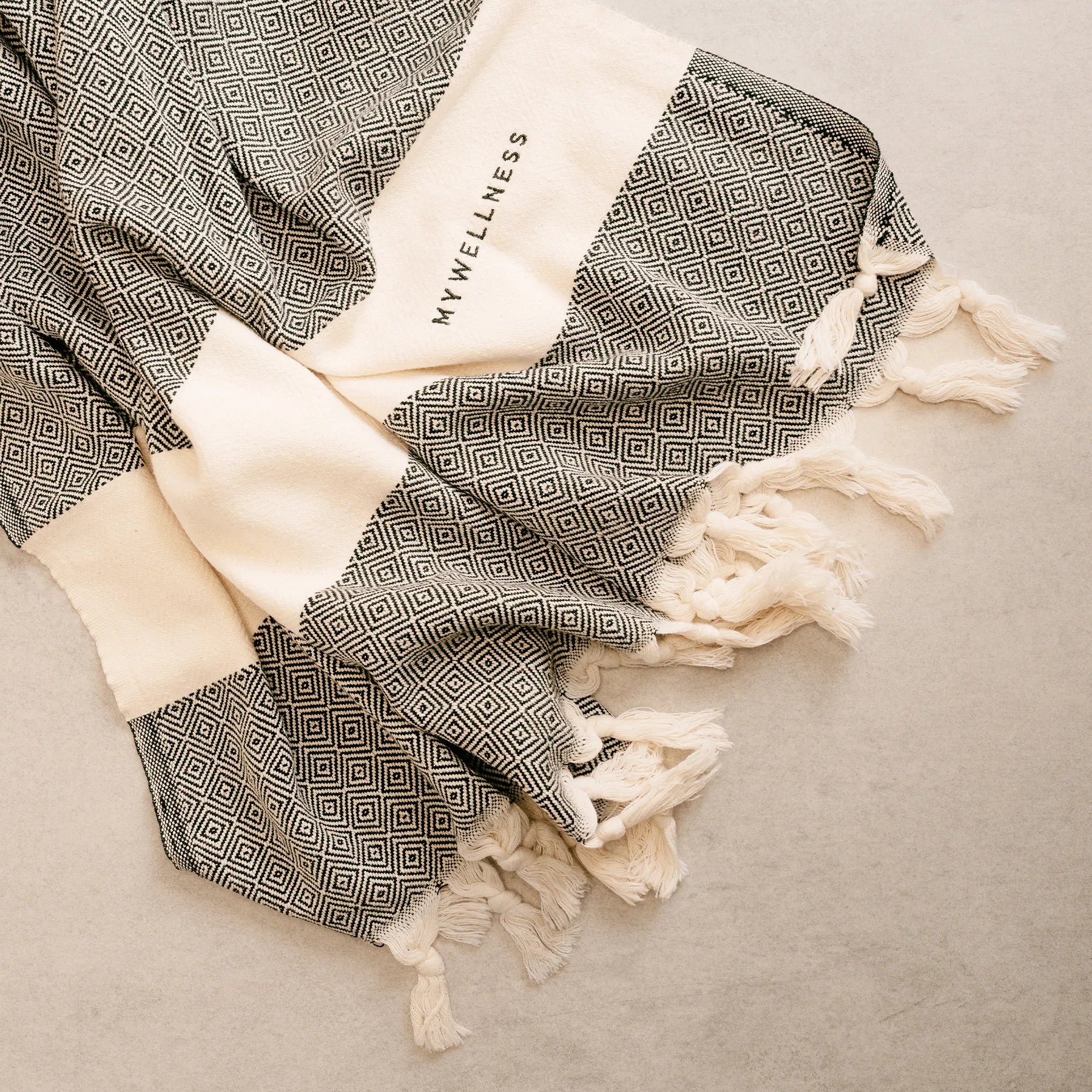 Detailaufnahme des MyWellness Labels am Hamamtuch – hochwertige Verarbeitung mit handgeknüpften Fransen