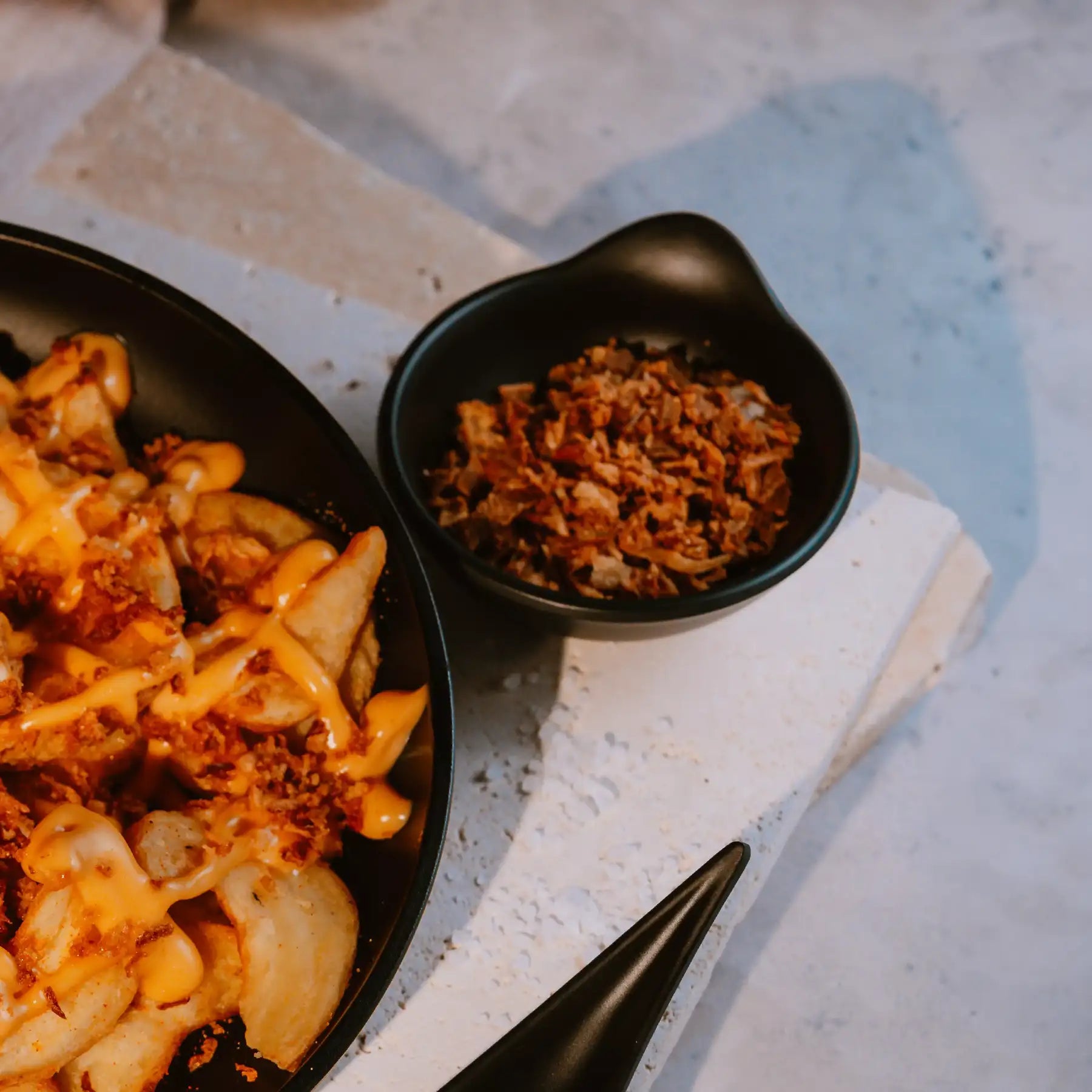 MyWellness Schälchen als Dip-Schale neben Speiseteller – ideal für Beilagen, Soßen oder Snacks im Spa- und Outdoorbereich