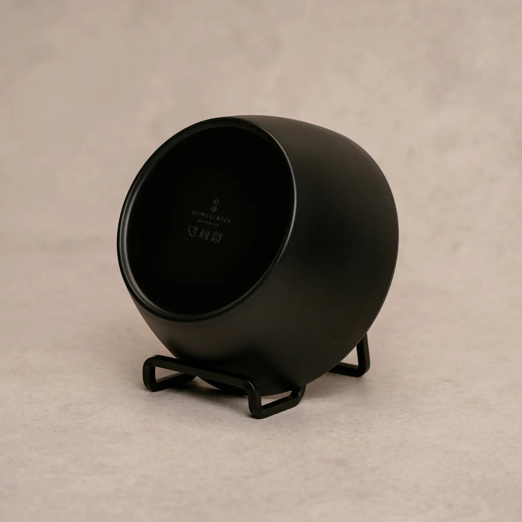 Detailaufnahme der mattschwarzen MyWellness Schale – glatte Oberfläche und hochwertige Verarbeitung