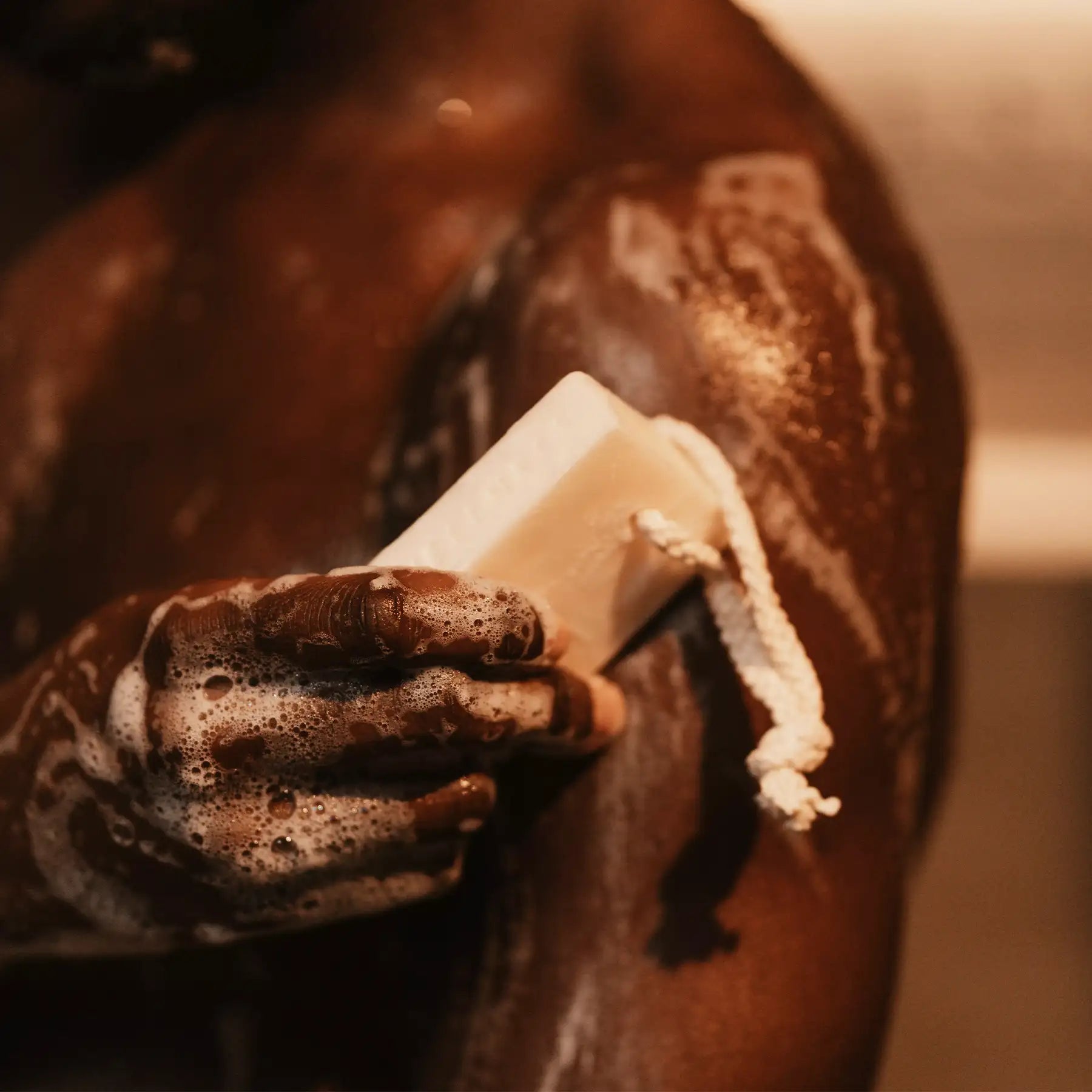 Schaumende MyWellness Shower Bar Lemon in Gebrauch – natürliche Seife für erfrischende Wellnesspflege