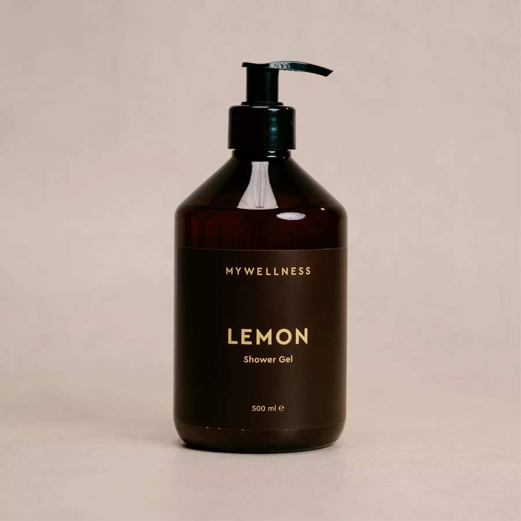 MyWellness Shower Gel Lemon in brauner, bauchiger Pumpflasche – erfrischendes Duschgel mit Zitronenduft für belebende Körperpflege