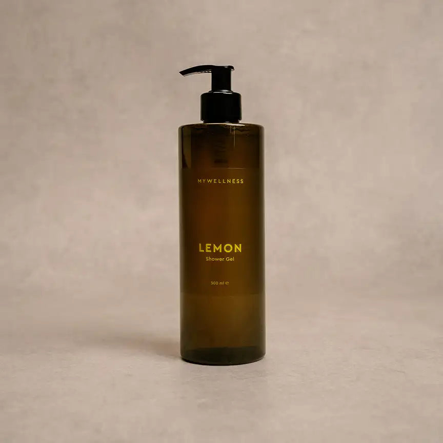 MyWellness Shower Gel Lemon in brauner, länglicher Pumpflasche – erfrischendes Duschgel mit Zitronenduft für belebende Körperpflege