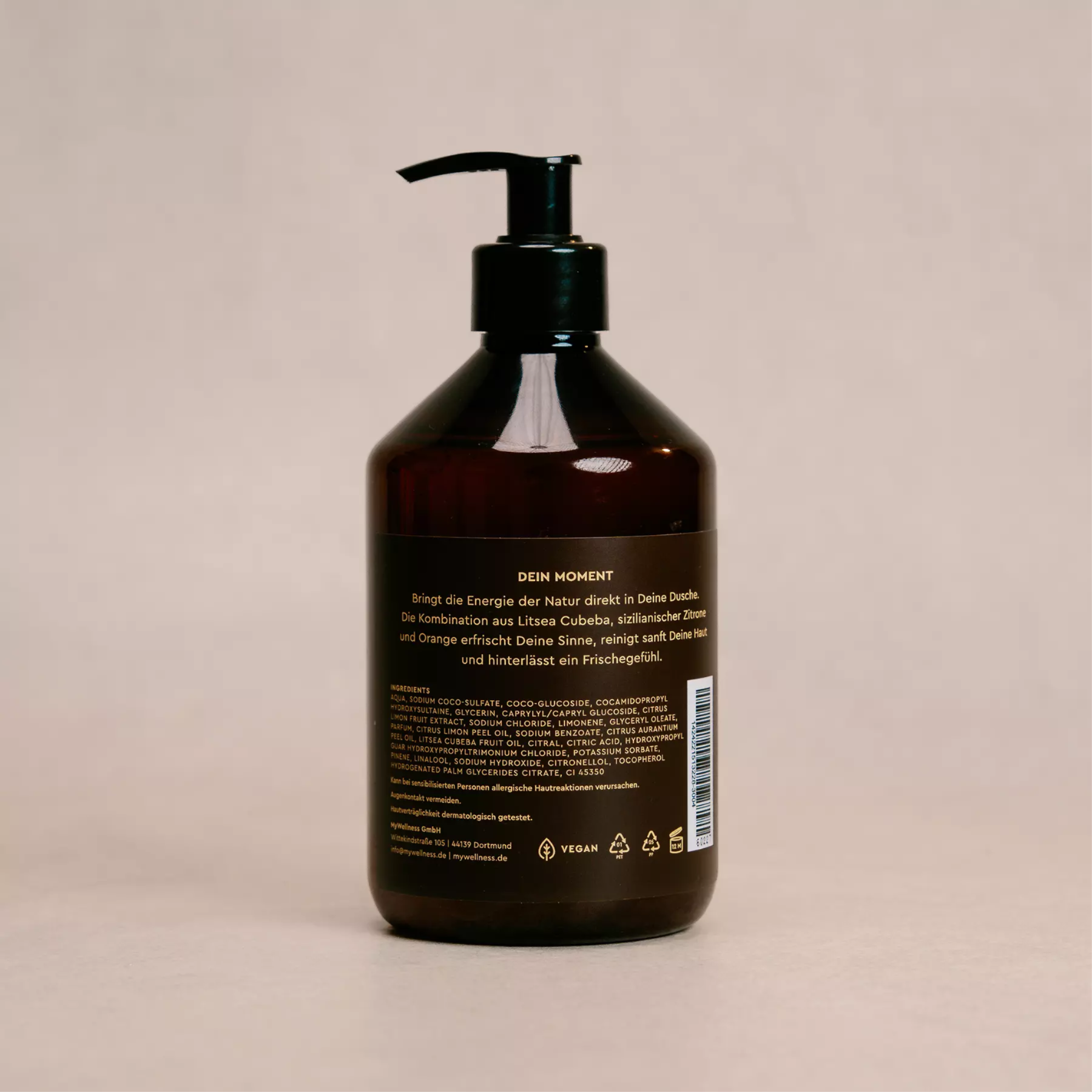 Rückseite des MyWellness Shower Gel Lemon in länglicher Flasche – Produktbeschreibung und Inhaltsstoffe auf dem Etikett sichtbar