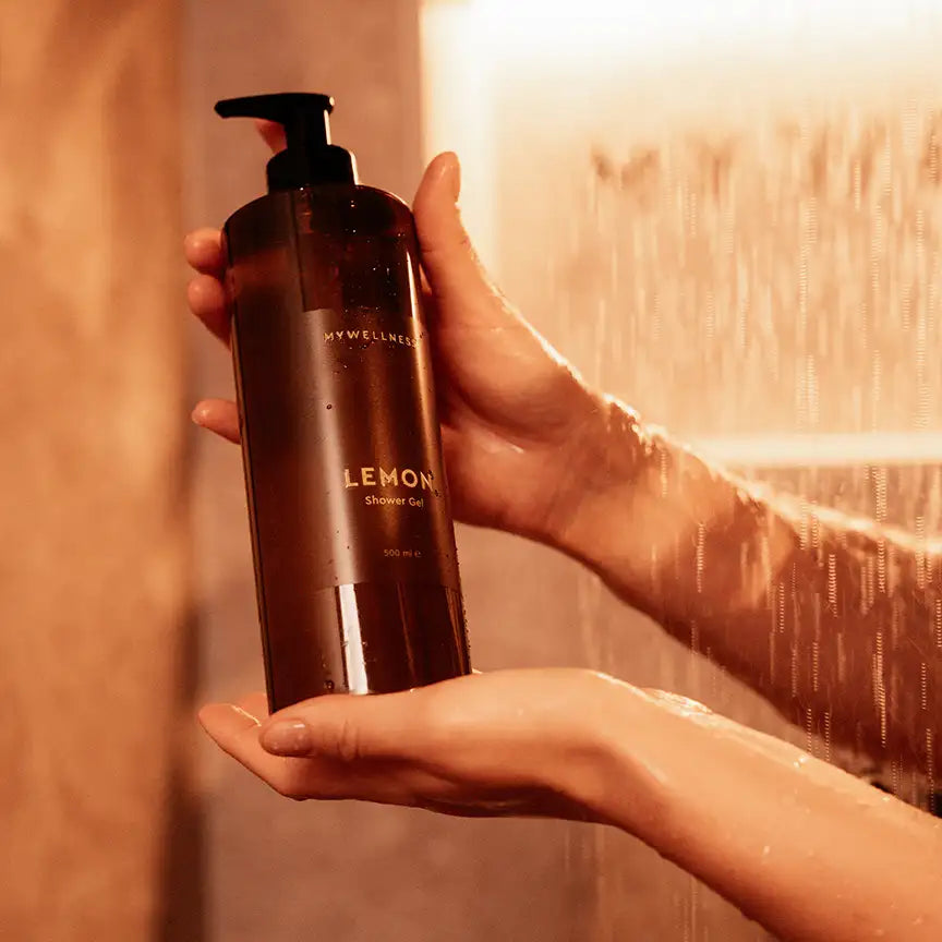 MyWellness Showergel im Pumpspender wird in der Regendusche in den Händen zur Schau gestellt