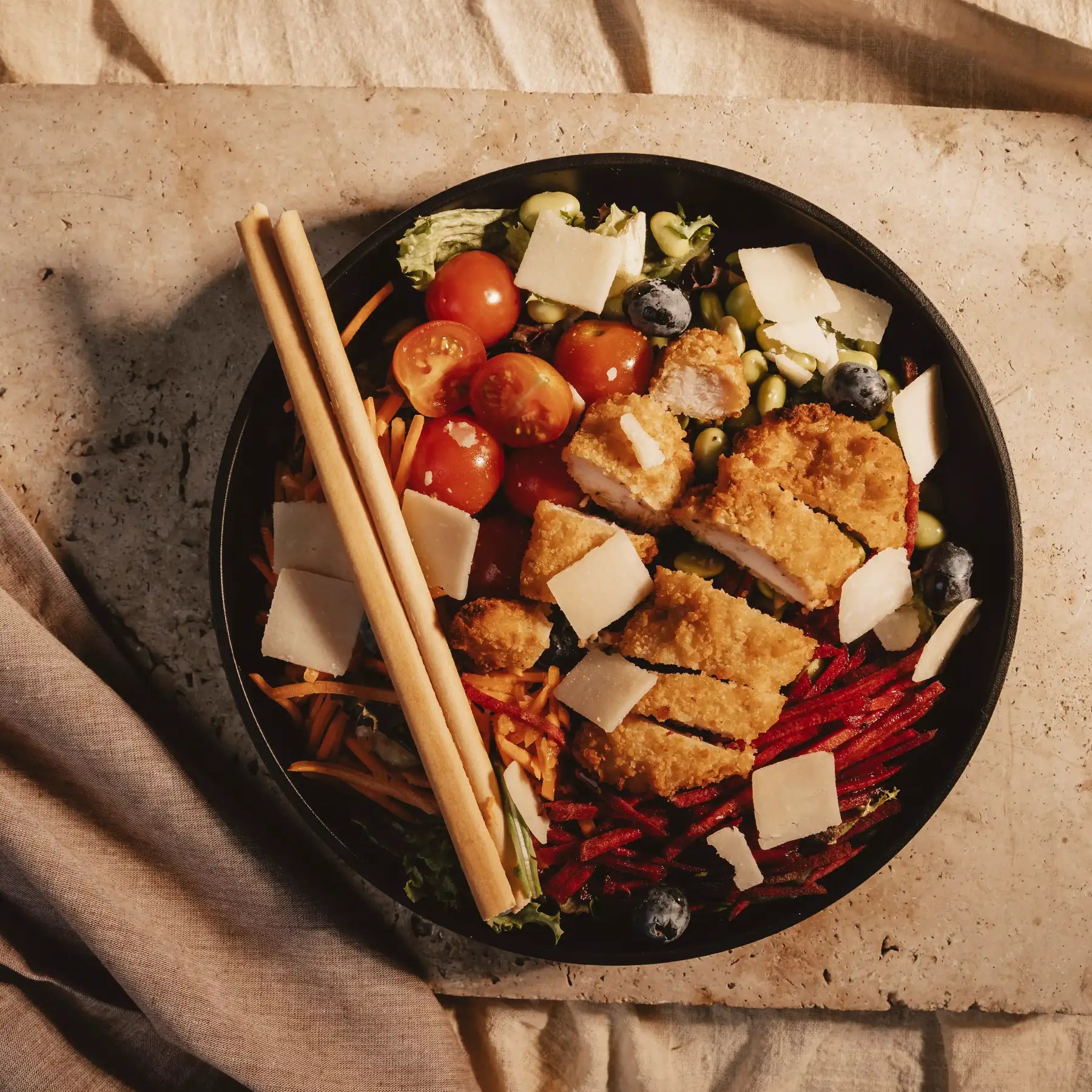 Servierte Mahlzeit auf MyWellness Speiseteller – mattschwarzer Melamin-Teller mit modernem, minimalistischen Design