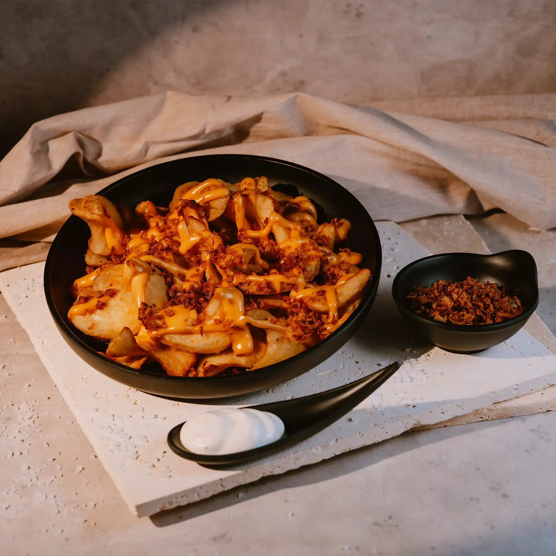 Loaded Fries serviert im tiefen MyWellness Teller – elegantes, hitzebeständiges Melamingeschirr in Mattschwarz