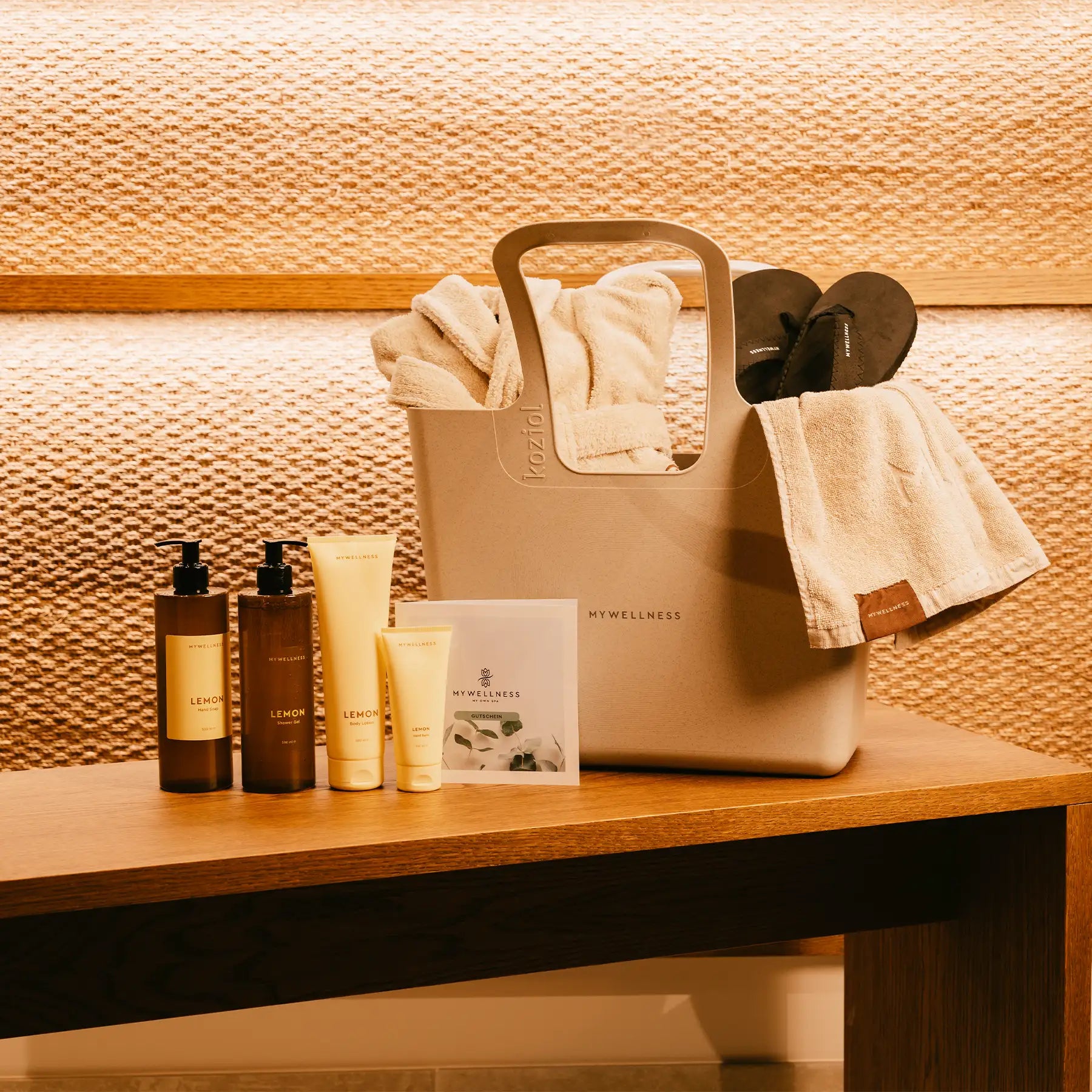 MyWellness Wellness-Tasche mit Handtuch und Pflegeprodukten – luxuriöses Spa-Accessoire für stilbewusste Wellnessmomente