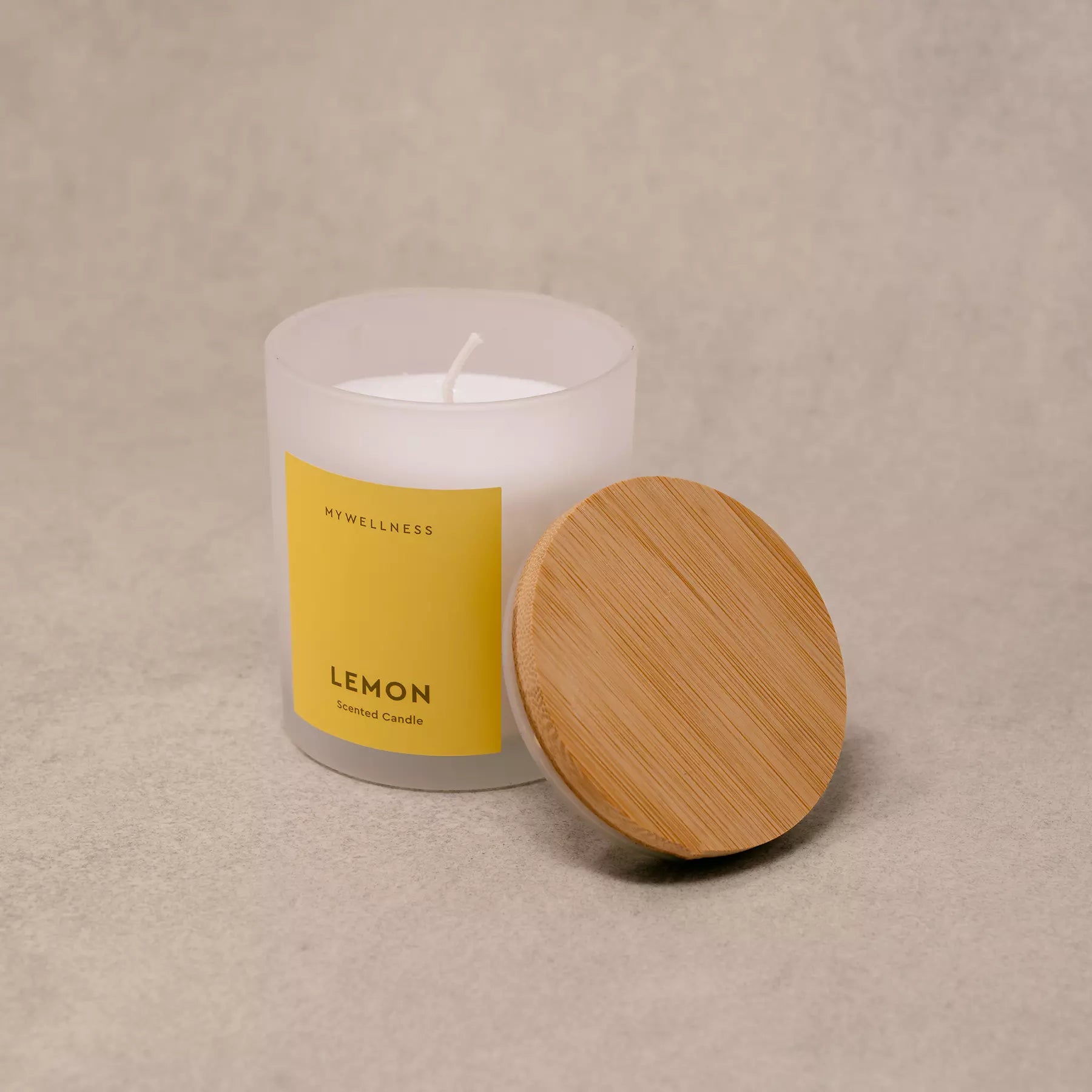 Lemon Duftkerze mit Holzdeckel im minimalistischen Produktfoto
