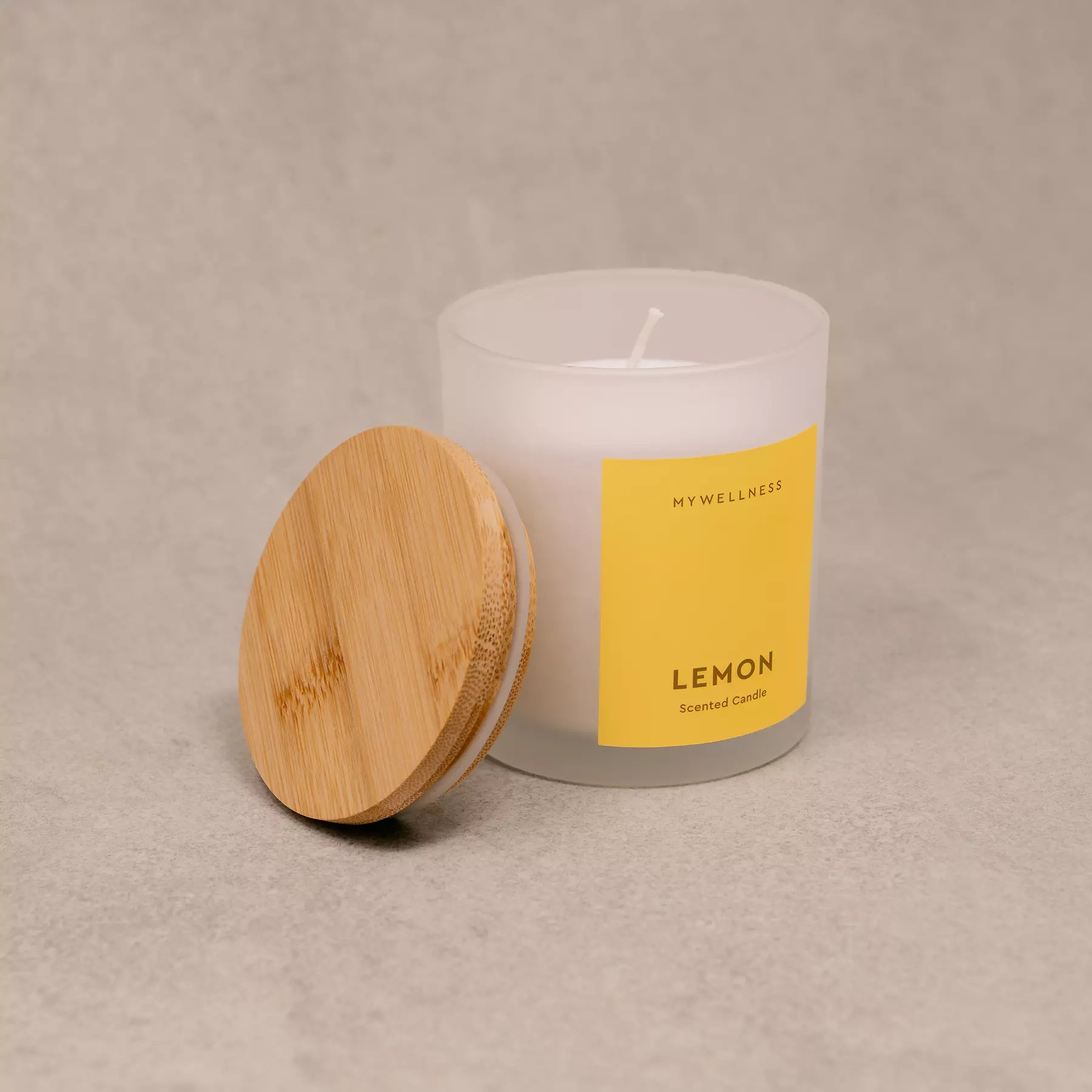 Lemon Duftkerze mit geöffnetem Holzdeckel in Seitenansicht