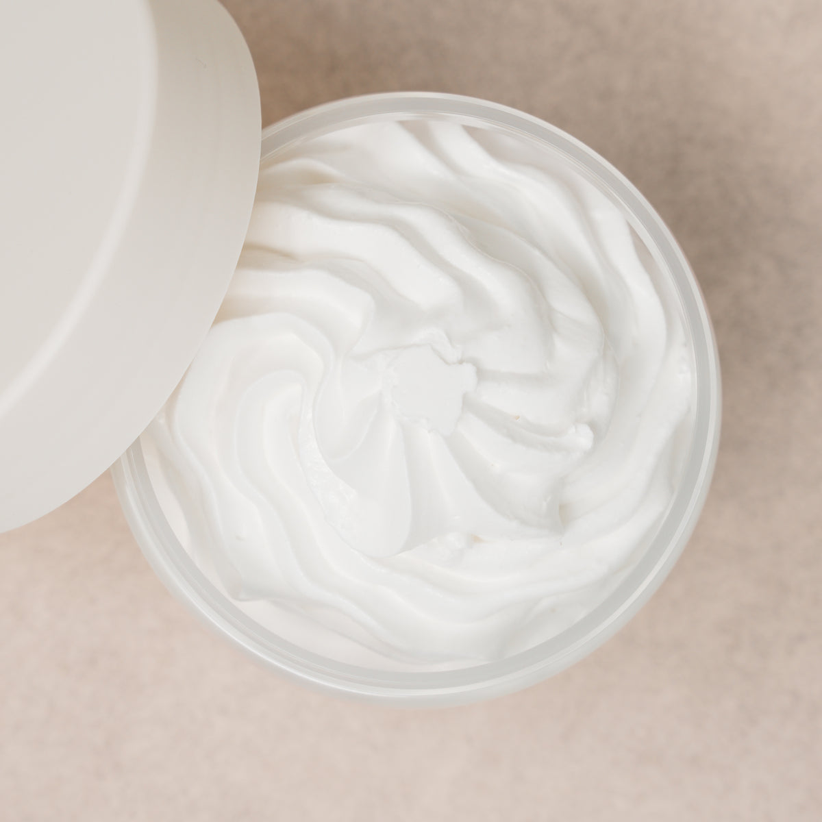 Geöffneter Tiegel Happy Bliss Shower Mousse mit luftig-cremiger Textur in der Draufsicht