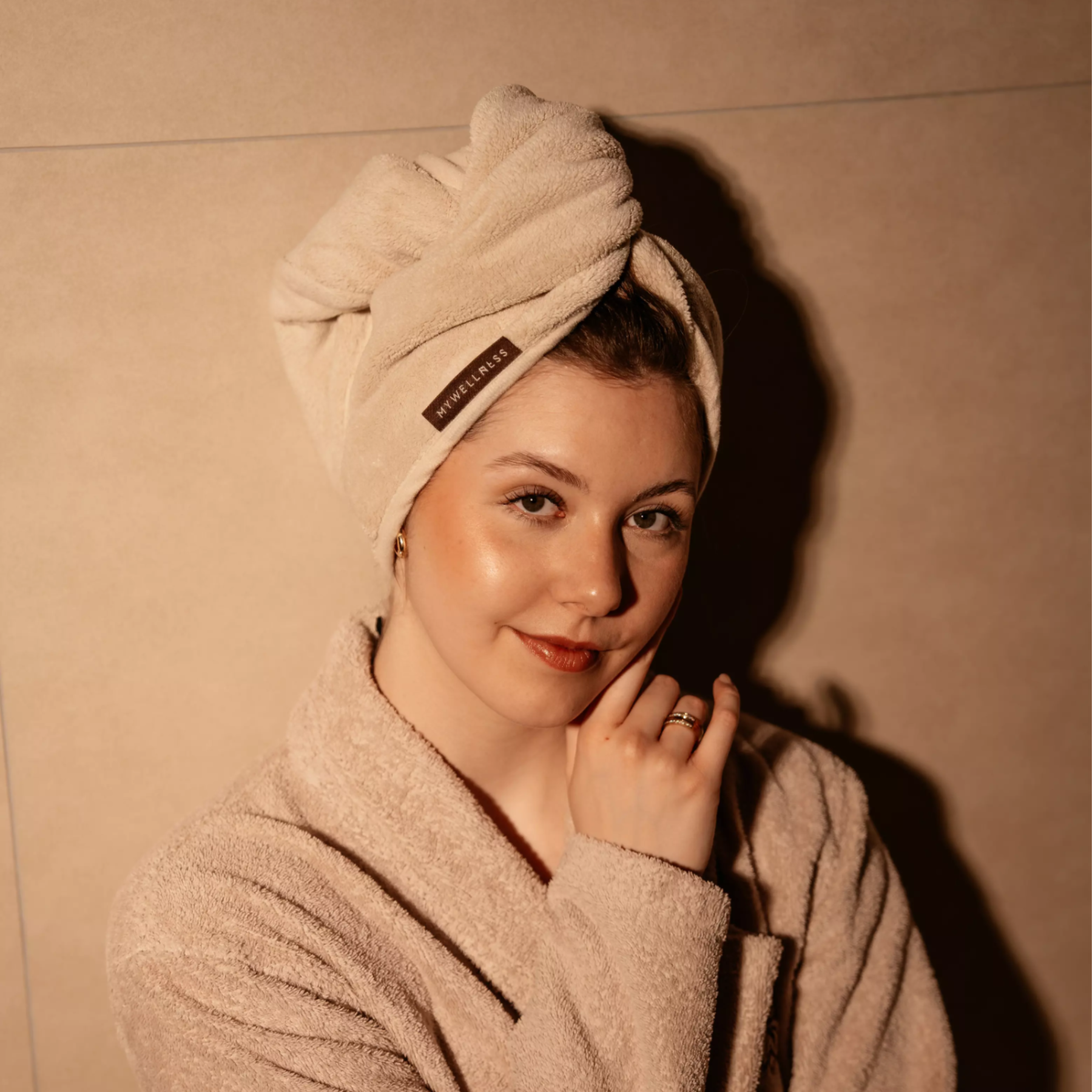 Frau trägt beigen MyWellness Haarturban nach der Dusche – ideal für bewusste Selfcare und schnelles Trocknen der Haare