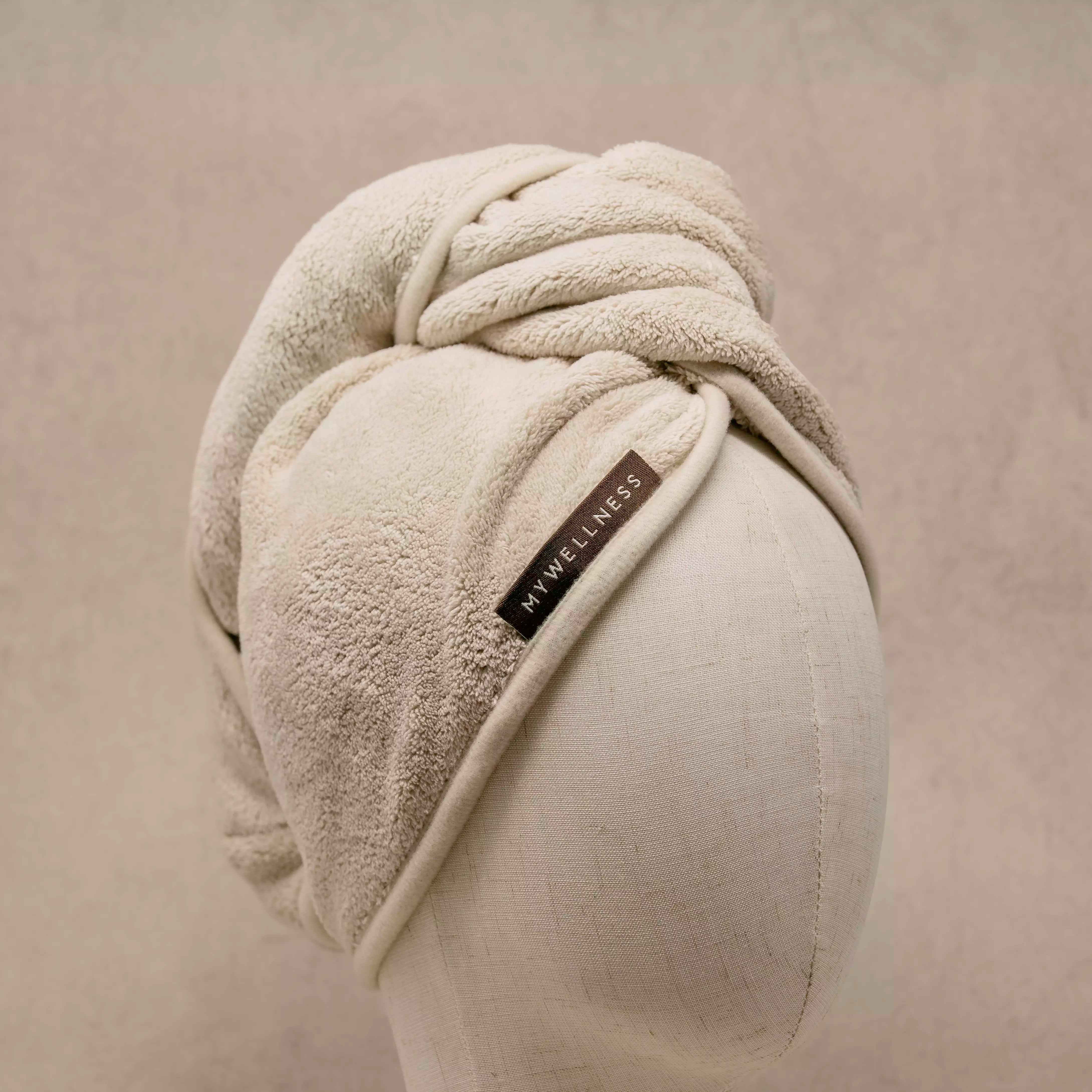 MyWellness Haarturban in beige auf Display-Kopf zusammengebunden Nahaufnahme