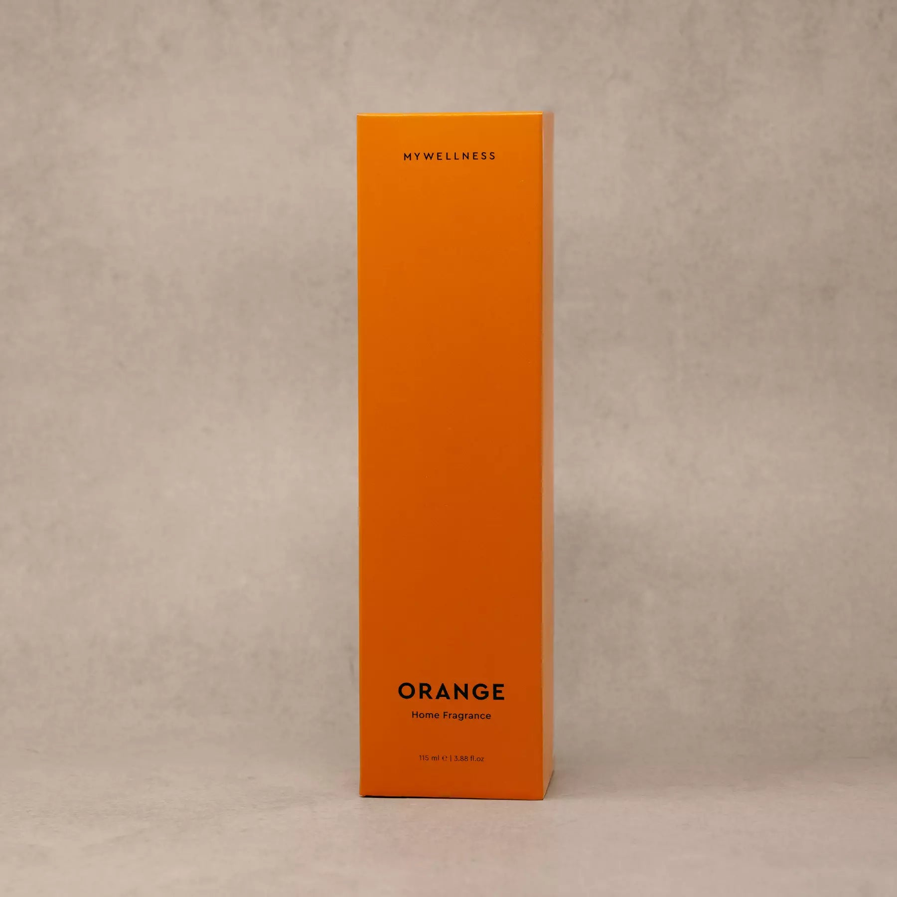 Orangene Verpackung des Orange Raumdufts vor neutralem Hintergrund