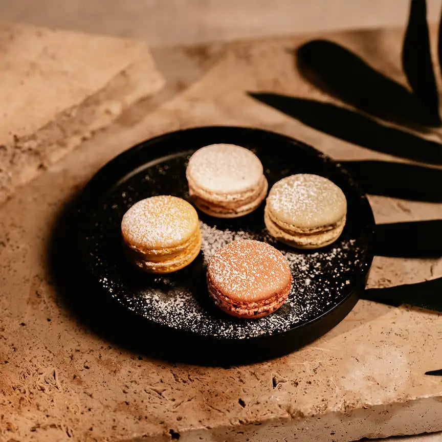 MyWellness Dessertteller mit Macarons – hochwertiges, bruchsicheres Melamin-Geschirr für Spa- oder Outdoorbereich