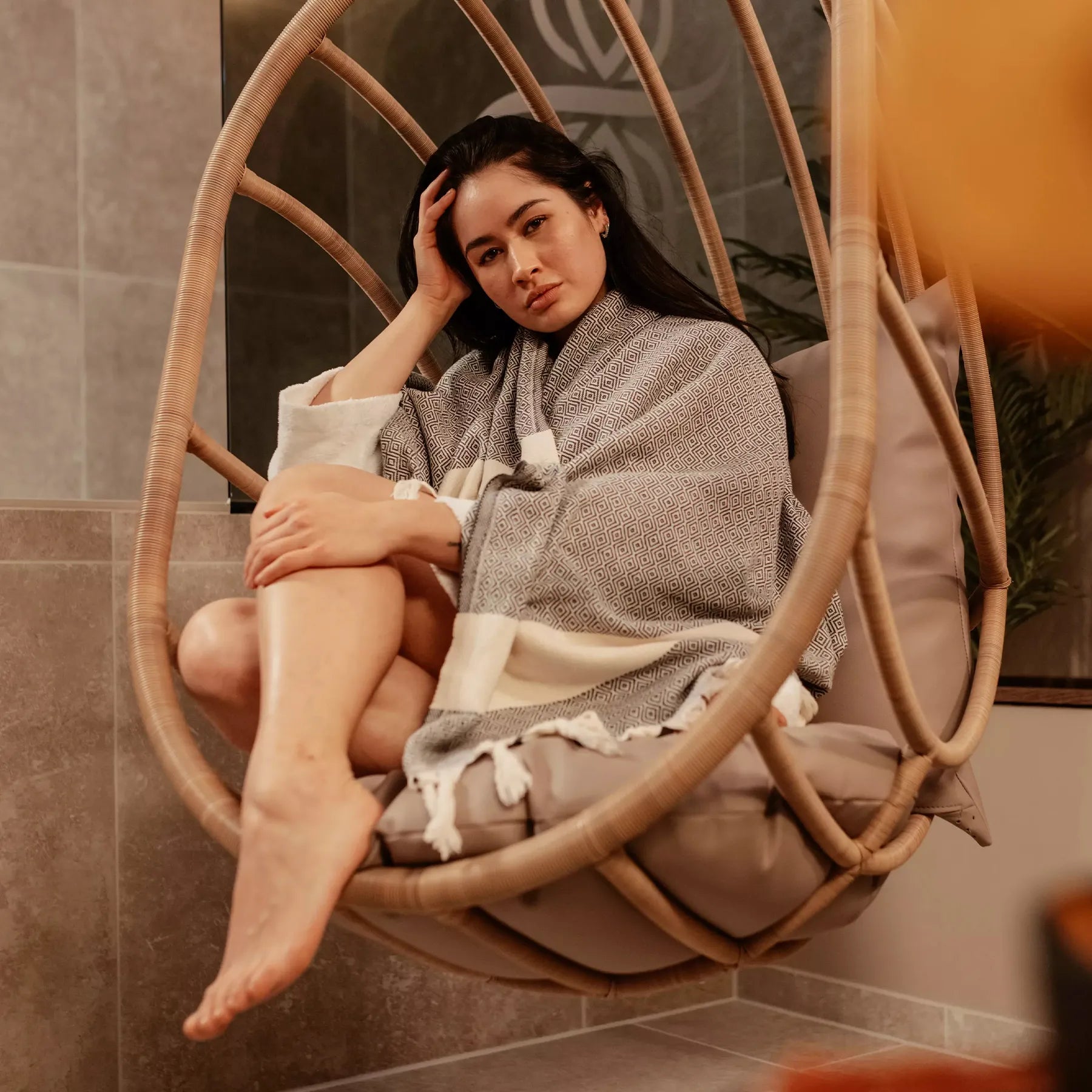 Frau entspannt mit MyWellness Hamamtuch im Spa-Bereich – elegantes, saugfähiges Baumwolltuch mit Wohlfühlcharakter
