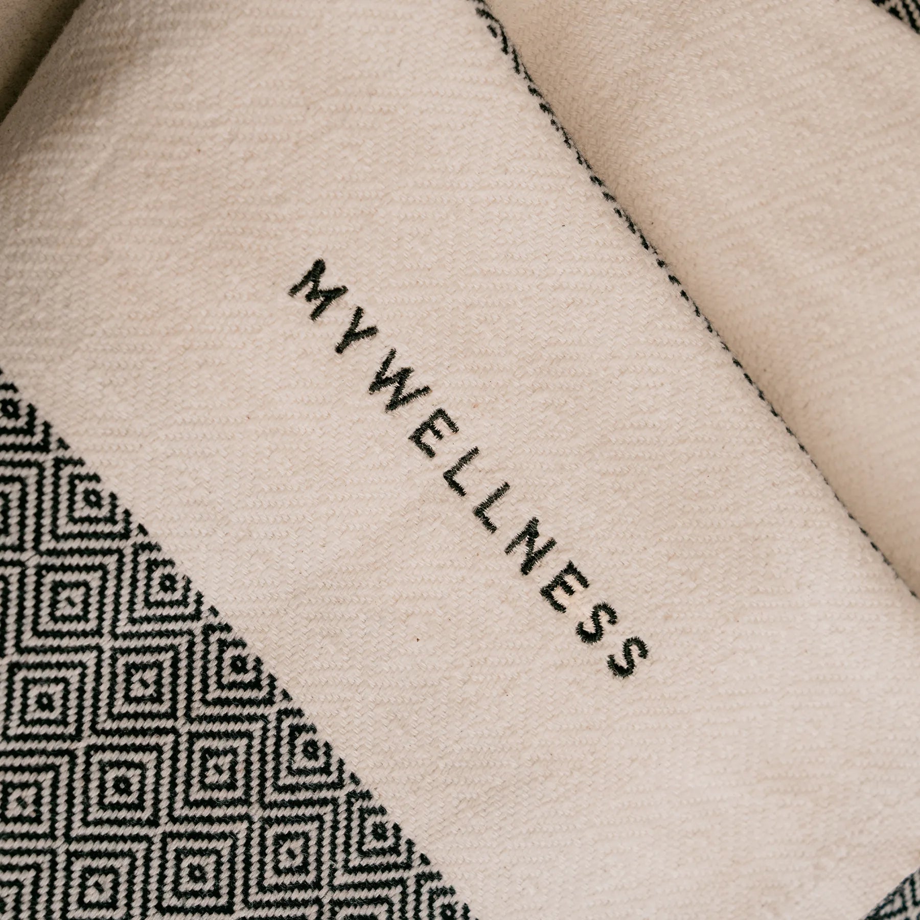 MyWellness Logo auf dem Hamamtuch – dezentes Branding auf weicher Baumwollstruktur mit gewebtem Design.