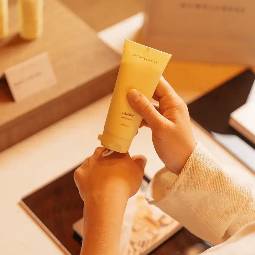 MyWellness Hand Balm Lemon wird in der Hand gehalten – pflegender Zitronen-Handbalsam für geschmeidige Hände