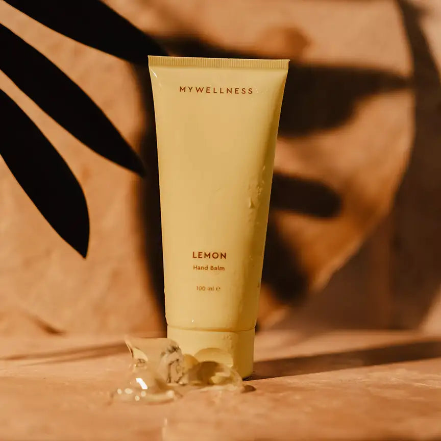 MyWellness Hand Balm Lemon auf Natursteinuntergrund – stilvolle Produktaufnahme des feuchtigkeitsspendenden Handbalsams