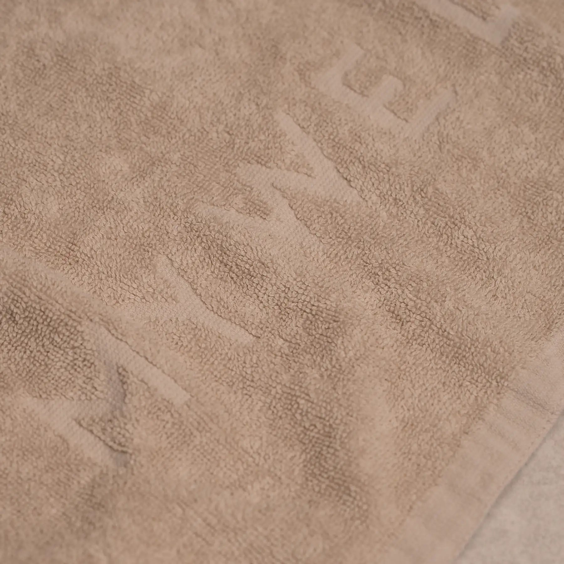 Nahaufnahme der Hoch-Tief-Einwebung des MyWellness Saunatuchs – weicher, saugfähiger Frotteestoff