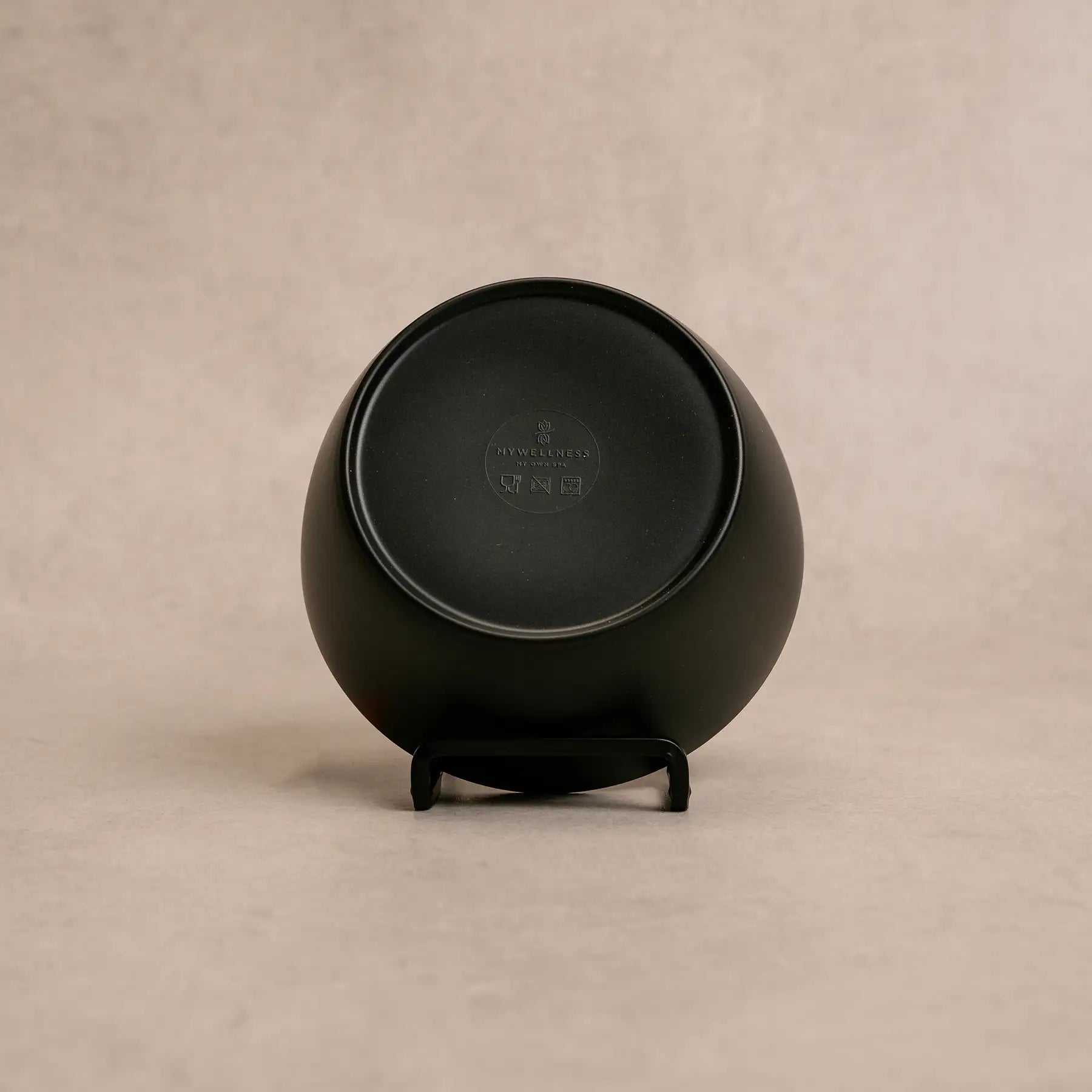 Unterseite der MyWellness Schale – dezentes Logo und rutschfeste Struktur aus robustem Melamin