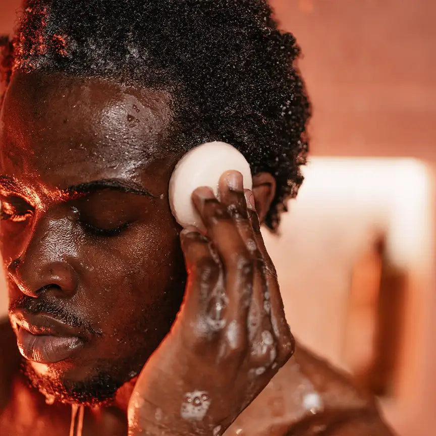 Person wäscht Haare mit MyWellness Shampoo Bar Lemon – natürliches festes Shampoo mit erfrischendem Zitronenduft