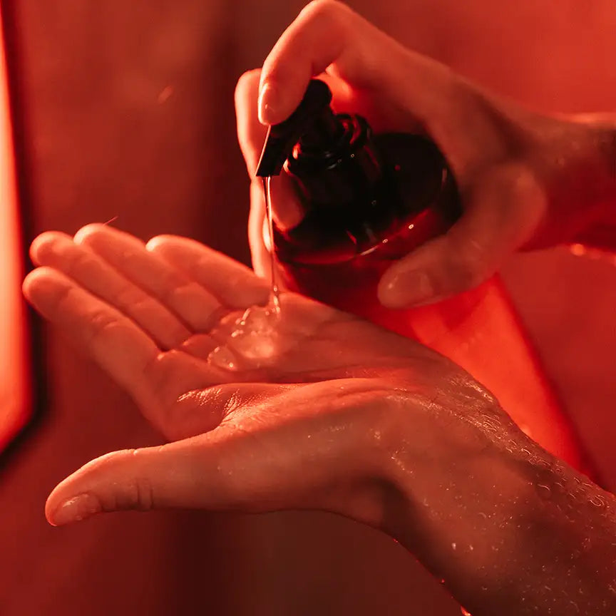 MyWellness Shower Gel Lemon wird in die Hand aufgetragen – pflegendes Duschgel mit natürlichem Zitronenaroma