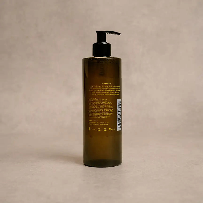 Rückseite des MyWellness Shower Gel Lemon in länglicher Flasche – Produktbeschreibung und Inhaltsstoffe auf dem Etikett sichtbar