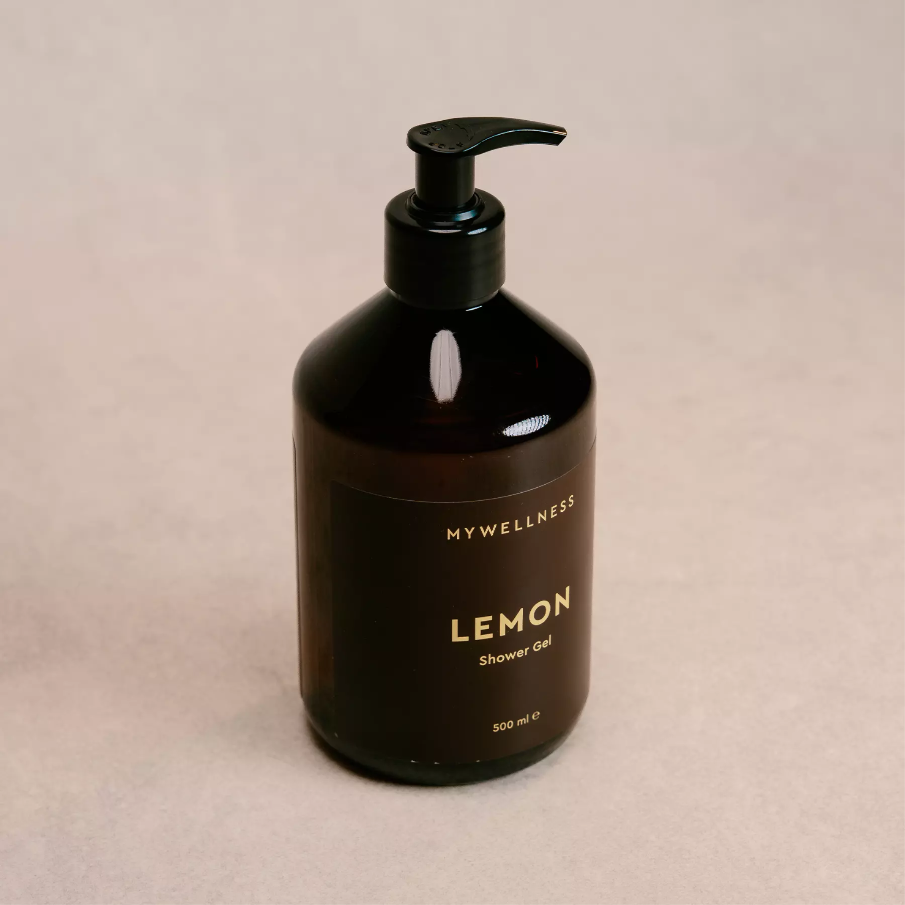 Zitronen Duschgel von MyWellness – stilvolle braune, bauchige Flasche mit Pumpspender und elegantem Etikett