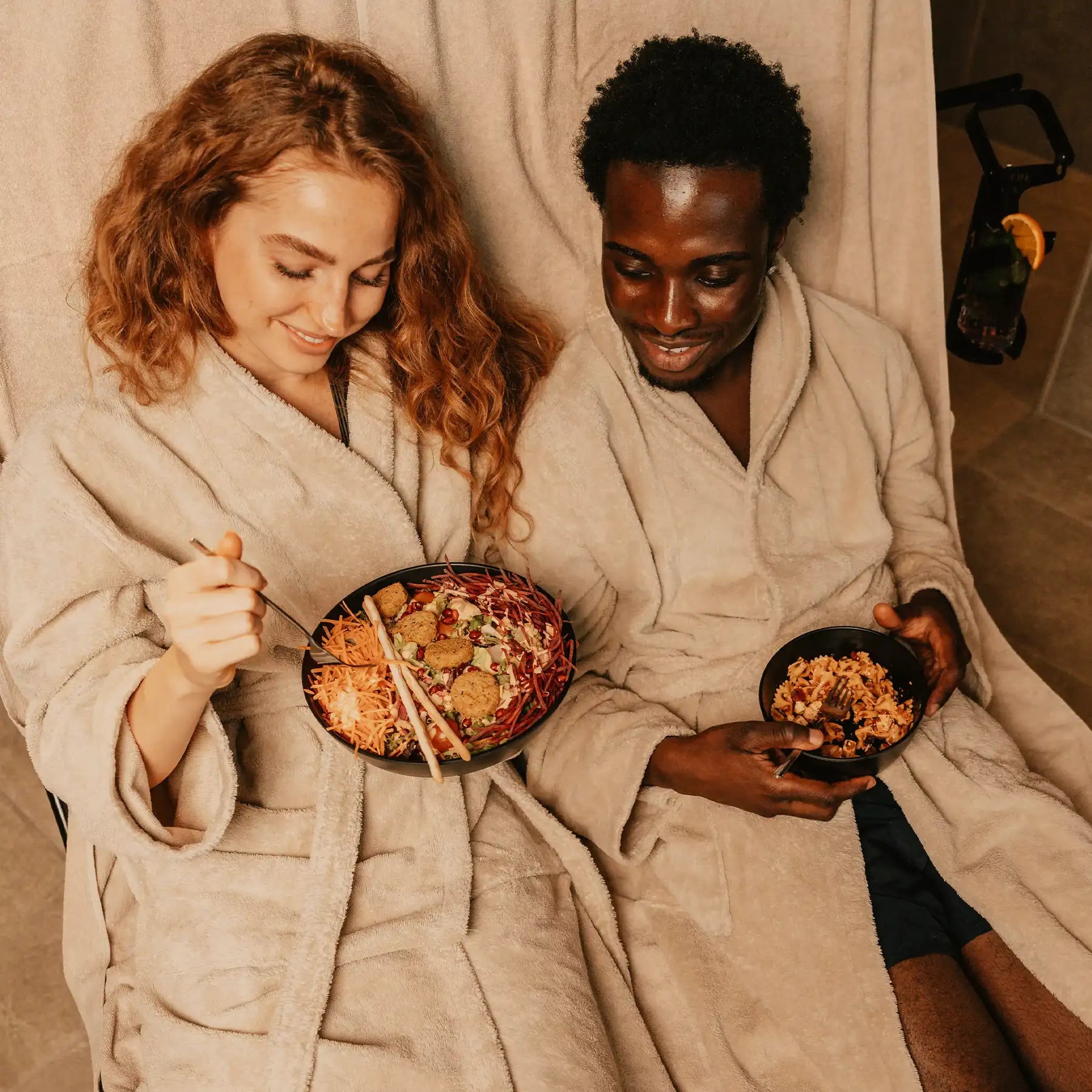 Zwei Personen halten Speisen auf MyWellness Tellern – stilvolles, langlebiges Geschirr für Wellness- und Spa-Umgebungen