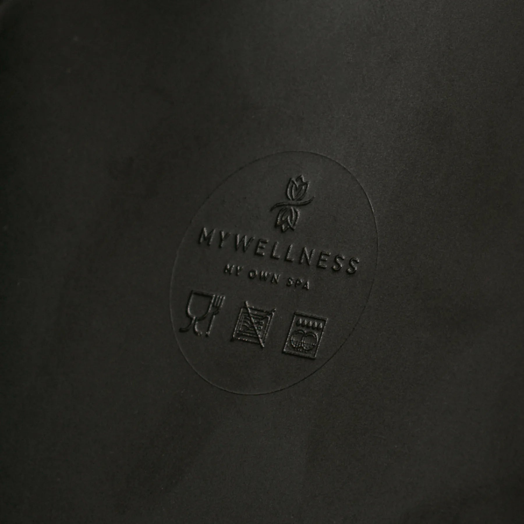 Prägelogo auf der Unterseite des MyWellness Tellers – hochwertiges, minimalistisches Design aus robustem Melamin