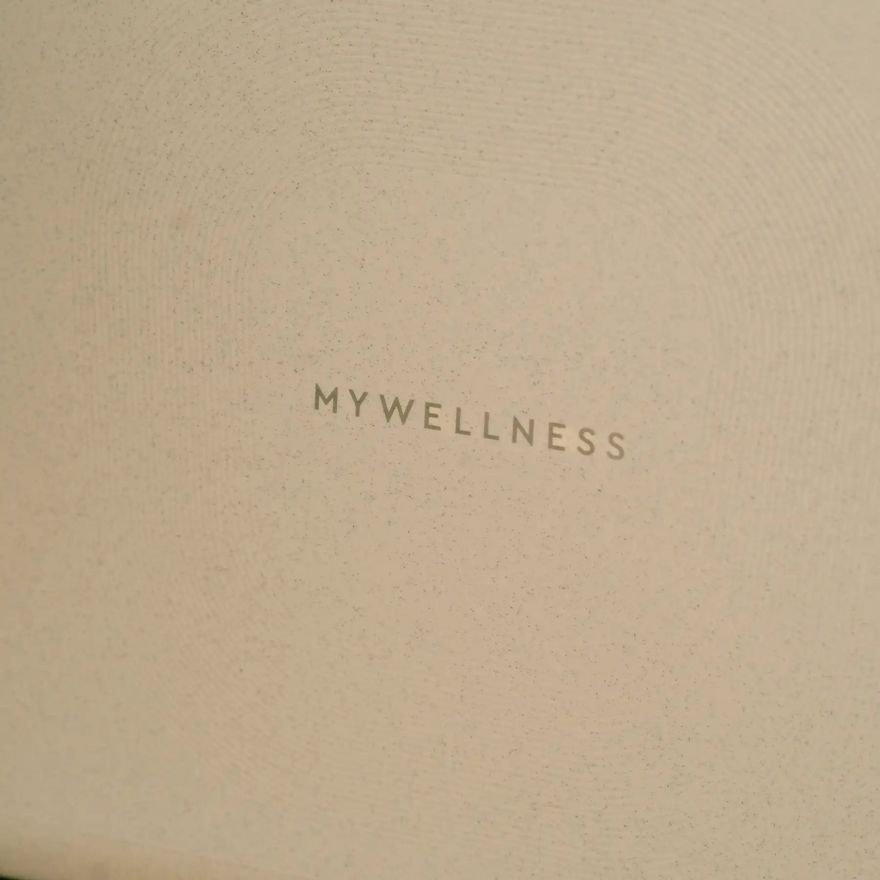Detailaufnahme des MyWellness Logoprints auf der beigen Wellness-Tasche – schlichtes, edles Branding für Spa und Hotel.